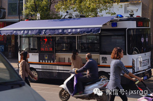 饒城街頭增設了一道靚麗“警色”||“移動警務室”亮相上饒縣街頭(圖1) 饒城街頭增設了一道靚麗“警色”||“移動警務室”亮相上饒縣街頭(圖1)