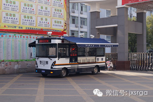 饒城街頭增設了一道靚麗“警色”||“移動警務室”亮相上饒縣街頭(圖3) 饒城街頭增設了一道靚麗“警色”||“移動警務室”亮相上饒縣街頭(圖3)