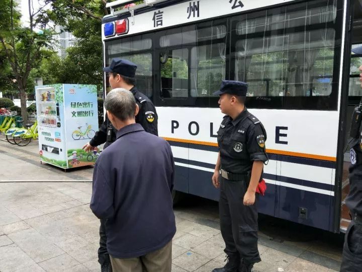 饒城街頭增設了一道靚麗“警色”||“移動警務室”亮相上饒縣街頭(圖2) 饒城街頭增設了一道靚麗“警色”||“移動警務室”亮相上饒縣街頭(圖2)