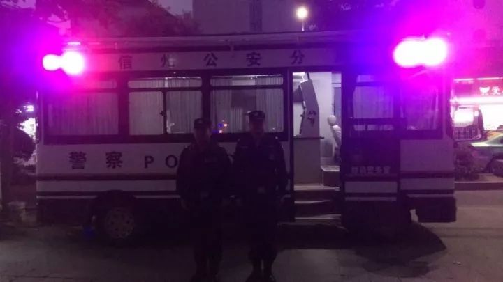 饒城街頭增設了一道靚麗“警色”||“移動警務室”亮相上饒縣街頭(圖4) 饒城街頭增設了一道靚麗“警色”||“移動警務室”亮相上饒縣街頭(圖4)