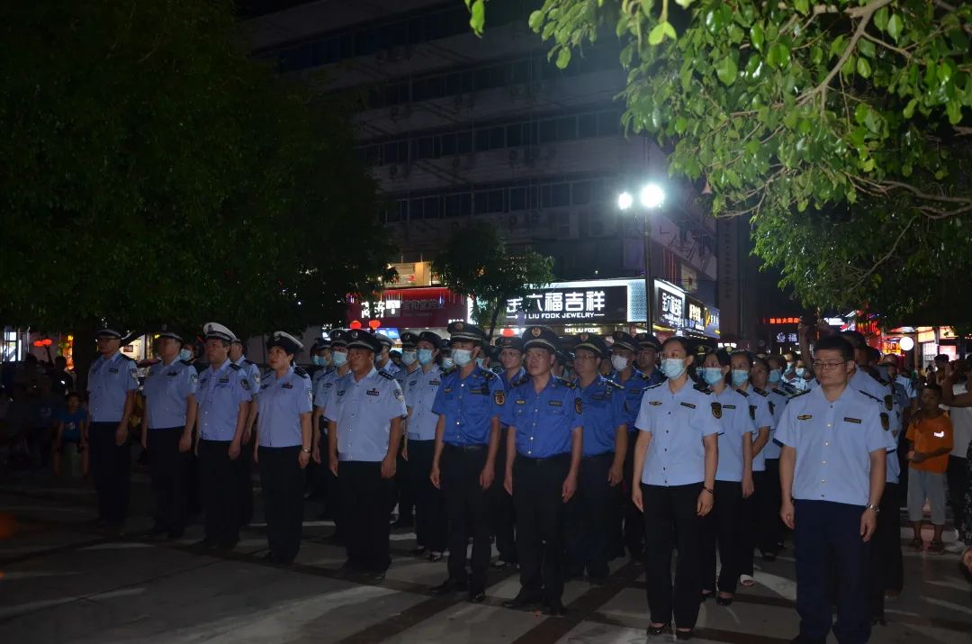 警務(wù)前移 觸角前伸——“移動(dòng)警務(wù)室”亮相東蘭街頭(圖4) 警務(wù)前移 觸角前伸——“移動(dòng)警務(wù)室”亮相東蘭街頭(圖4)